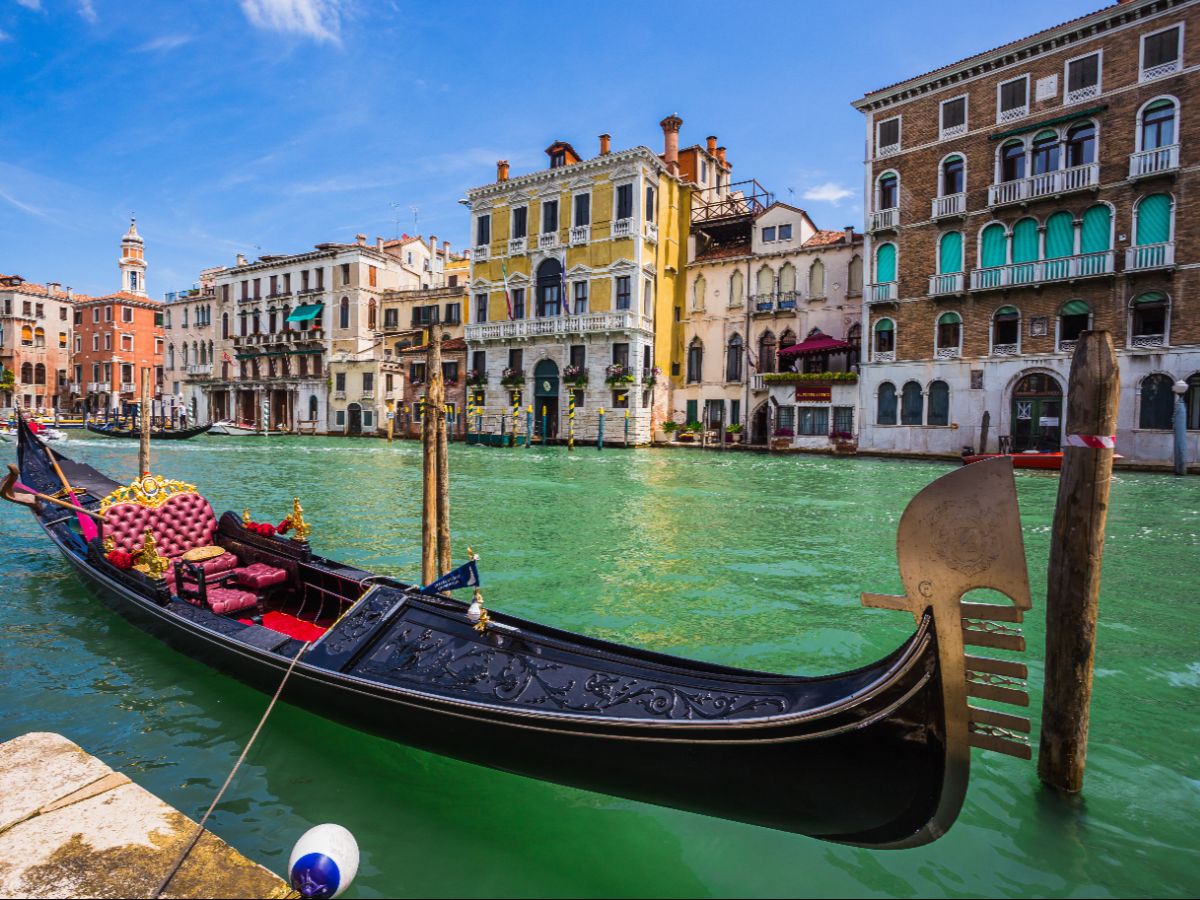 Venetian Gondola: 8 secrets you should know about Venice symbol
